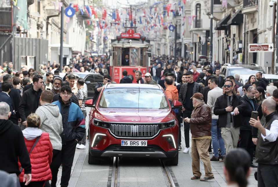 <p>Bugün ilk şehir içi kuluçka merkezini Beyoğlu'nda açmanın büyük onurunu yaşadıklarını dile getiren Yıldız, "Bu merkez, girişimcilik ekosistemine hep birlikte sunduğumuz bir katkı. İnandığımız bu ülkenin geleceğidir, Türkiye'nin gençleridir. Bütün bunlar Türkiye'de girişimci gençliği ve girişimci bir nesli yetiştirmek üzere vermiş olduğumuz gayretin sonuçlarıdır." dedi.</p>
<p> </p>