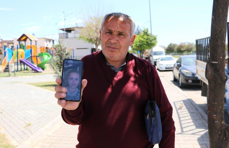 <p>Kıbrıs’ta yaşayan bir kişi, eşiyle Adana’daki köylerine gelmediği için kavga edip sosyal medyada bir kadınla tanıştı. Kadının, ‘Ben köy hayatını çok seviyorum. Sırtımda odun taşır, soba yakarım’ dediği için evlenmeye kalkan adam, evlilik vaadiyle 24 seferde toplam 520 bin lira dolandırıldı. 2 tarla satan, banka ve tefecilerden borç alan yaşlı adam şimdi kara kara ne yapacağını düşünüyor.</p>
