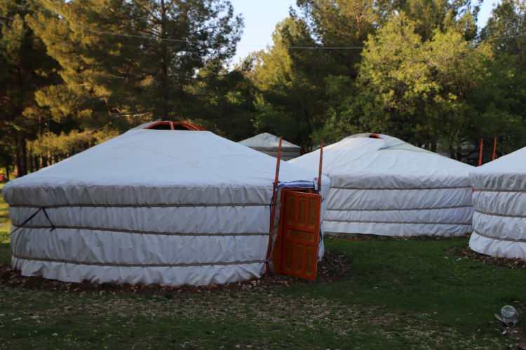 <p>Kahramanmaraş merkezli depremlerin yaşandığı Adıyaman'a, Moğolistan'dan gönderilen kıl çadırlar kuruldu. </p>
