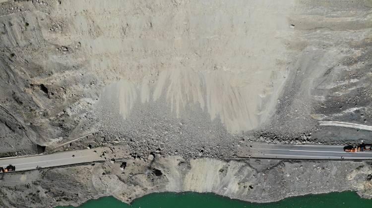 <p>Artvin-Erzurum karayolunun 45. kilometresi Esenkaya köyü mevkiinde dün akşam saatlerinde heyelan meydana geldi. </p>
