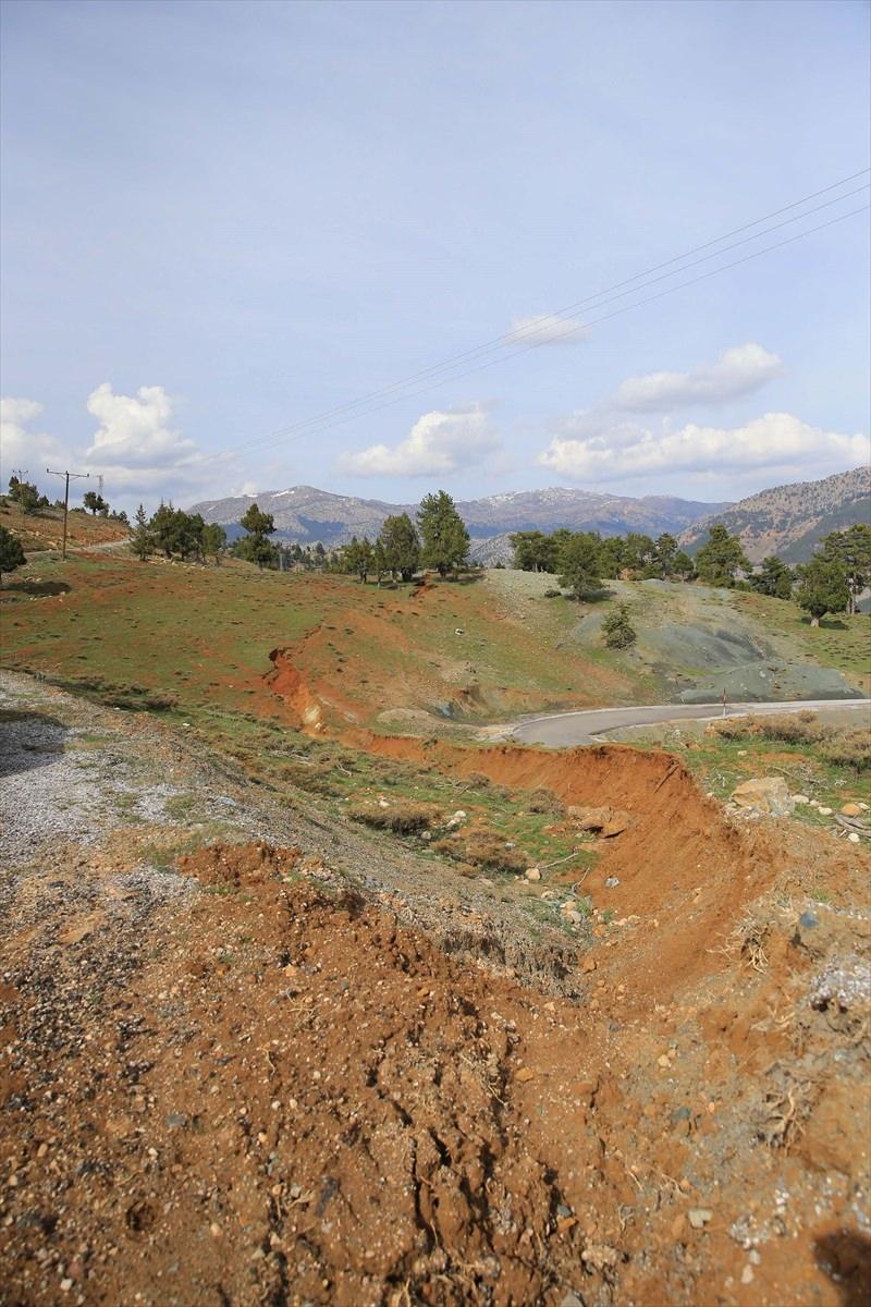 <p>Evlerin arasından geçen, tarım arazilerinde ve dağlarda belirginleşen yüzey kırıkları, arazilerin bir bölümünün çökmesi ve dağdan kayaların kopmasıyla yollara verdiği zararla da kendini gösteriyor.</p>
<p> </p>