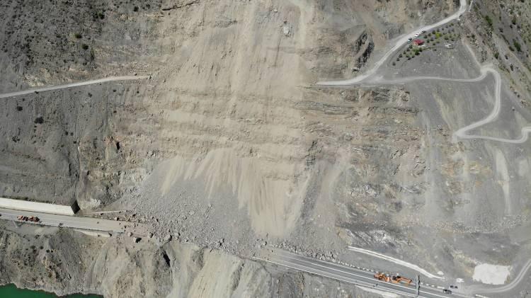 <p>Artvin-Erzurum karayolu meydana gelen heyelan nedeniyle çift taraflı olarak ulaşıma kapandı. Heyelanın boyutu gün ağarınca havadan görüntülendi.<br />
 </p>
