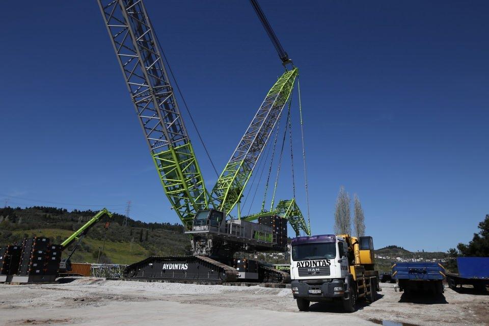 <p>25 sene önce böyle büyük makinelere ihtiyaç duyulmadığını ifade eden Aydın, “Bizim makine parkımızda 25 sene önce 50 ton maksimum 75 tonluk vinçler mevcuttu. Türkiye’nin büyümesiyle, milli projelerle bizim makine parkımızda büyüdü. Bu projelere göre yatırımlar yaptık. </p>
