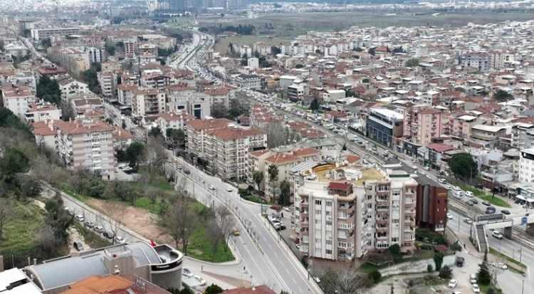 <p>Rapora göre, Doğu Marmara Bölgesinde kuzey ve güney olmak üzere iki kola ayrılan Kuzey Anadolu Fay Sisteminin <strong>Geyve - İznik - Gemlik</strong> üzerinden Bandırma'ya kadar uzanan güney kolu 250 kilometre uzunlukta.</p>

<p>Bu kol aynı doğrultuda uzanan ve sağ yönde sekmelerle birbirini tümleyen faylardan oluşuyor.</p>

