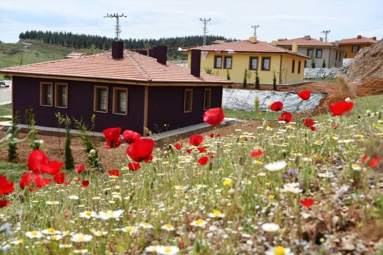 <p>Demir, evlerin söz verilen tarihten daha önce tamamlandığını belirterek, yaşadığı duyguyu kelimelerle tarif edemeyeceğini söyledi.</p>
