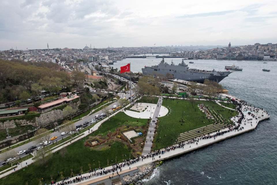 <p>Dünyanın ilk silahlı insansız hava aracı (SİHA) gemisi ve Türkiye'nin en büyük askeri gemisi TCG Anadolu’yu ziyarete gelen vatandaşlar kilometrelerce uzunlukta kuyruk oluşturdu.</p>
