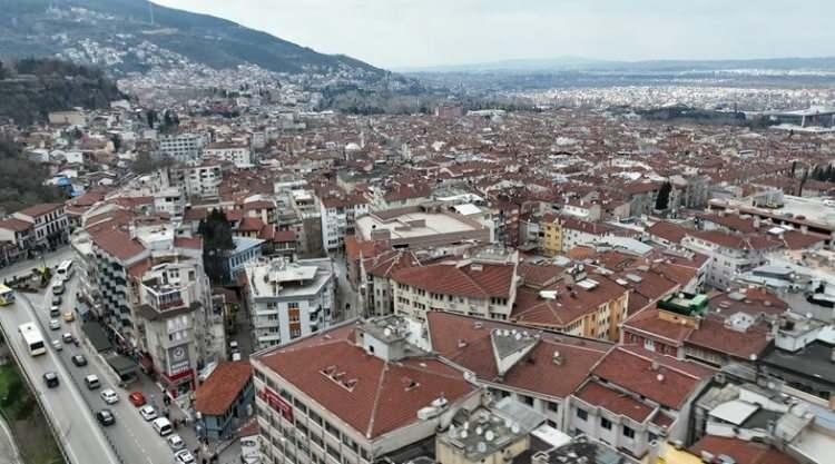 <p><strong>İZNİK-MEKECE FAYI</strong></p>

<p>KAFS’ ın güney kolunun Mekece ile İznik Gölünün güney batısı arasında kalan bölümü İznik-Mekece Segmenti olarak adlandırılıyor.</p>

<p>Bu segment Mekece doğusunda başlayıp fay boyunca Sakarya kıtasına ait farklı kaya türleri yan yana bulunuyor. Uzunluğu ise yaklaşık 100 kilometre.</p>

