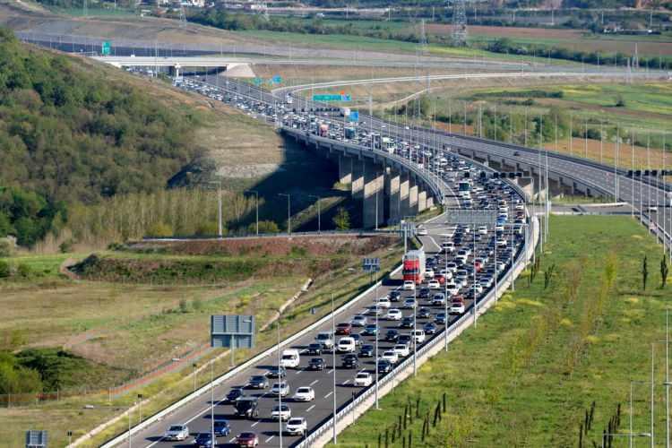 <p>KUZEY MARMARA'DA YOĞUN TRAFİK</p>

<p>Kuzey Marmara Otoyolu'nun İzmit gişeler mevkiinde akıcı yoğunluk gözleniyor. Tünellerde hız limitinin saatte 90 kilometreye düşmesi nedeniyle T5 tüneli girişinde yavaşlayan araçların neden olduğu kuyruk, yaklaşık 10 kilometre mesafedeki Eseler mevkiine kadar uzanıyor.</p>
