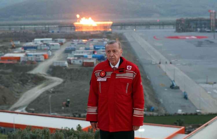 <p>Başkan Recep Tayyip Erdoğan'ın açıkladığı doğalgaz müjdesi ile 12 ay boyunca 25 metreküp doğal gaz ücretsiz verilecek. Böylece yıllık bin 851 TL vatandaşın cebinde kalacak. Mayısta da 5.9 milyar TL fatura ödenmeyecek.</p>
