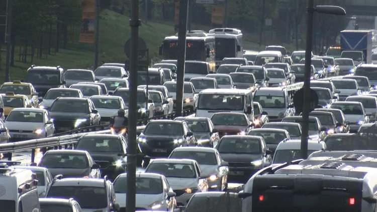 <p>İSTANBUL'da, bayramın ilk günü akşam saatlerinde trafik oranı yüzde 80'i buldu.</p>
