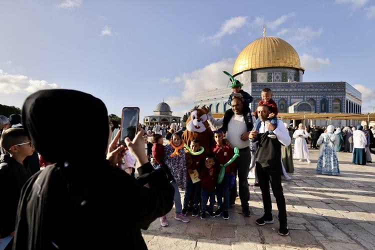 <p>Ramazan ayının son günlerini Kudüs'te ve Mescid-i Aksa'da geçirmeyi "kelimelere dökmenin mümkün olmadığını" dile getiren Güleren, Kudüs'te kardeşlik ortamının hakim olduğunu ve ramazan ayında bunun daha da arttığını belirtti.</p>

<p> </p>
