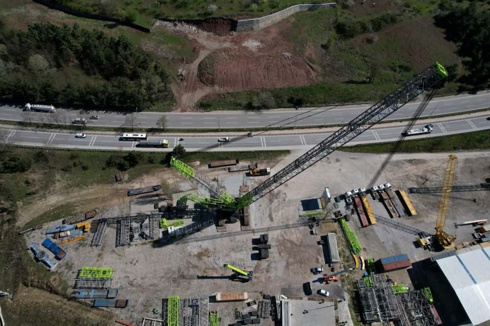 <p>Firmanın Yurt Dışı Koordinatörü Hamza Aydın, vinç ve yer alacak projeler hakkında bilgiler verdi. Vinci tanıtan Aydın, “Bu makine yaklaşık 196 metre bom yüksekliğine sahiptir. Türkiye’de bu tipte ve kapasitede tektir. Bu makine dünya üzerinde 15 adet vardır. </p>

<p> </p>
