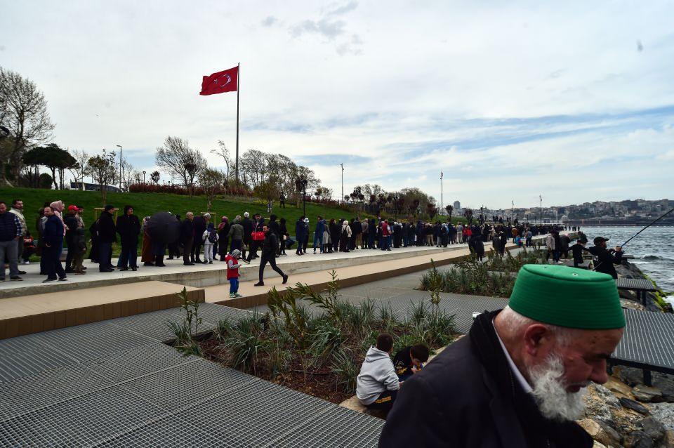 <p>Gemiyi görmek isteyenlerin oluşturduğu kuyruk kilometrelerce uzadı. Sırada bekleyenler geminin dışarıdan bile çok ihtişamlı olduğunu, içeriye girip gezmek için sabırsızlandıklarını söyledi. </p>
