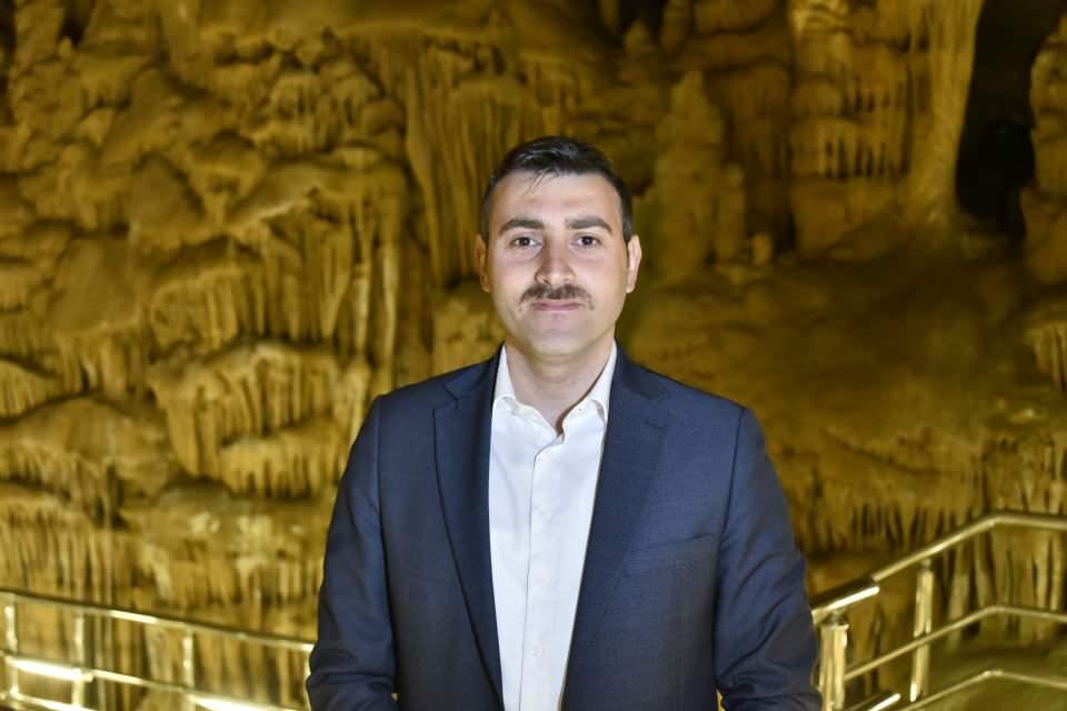 <p>Gümüşhane’nin en önemli turizm değerlerinden birisi olan Karaca Mağarasındaki çalışmanın çok titiz ve detaylı bir şekilde gerçekleştiğini ve mağaranın sürdürülebilir bir şekilde turizme hizmet etmesi için planlamaların ona göre yapıldığını kaydeden Vali Kamuran Taşbilek, “Karaca Mağaramız ilimizdeki çok sayıdaki damlataşı mağaralardan birisi. </p>