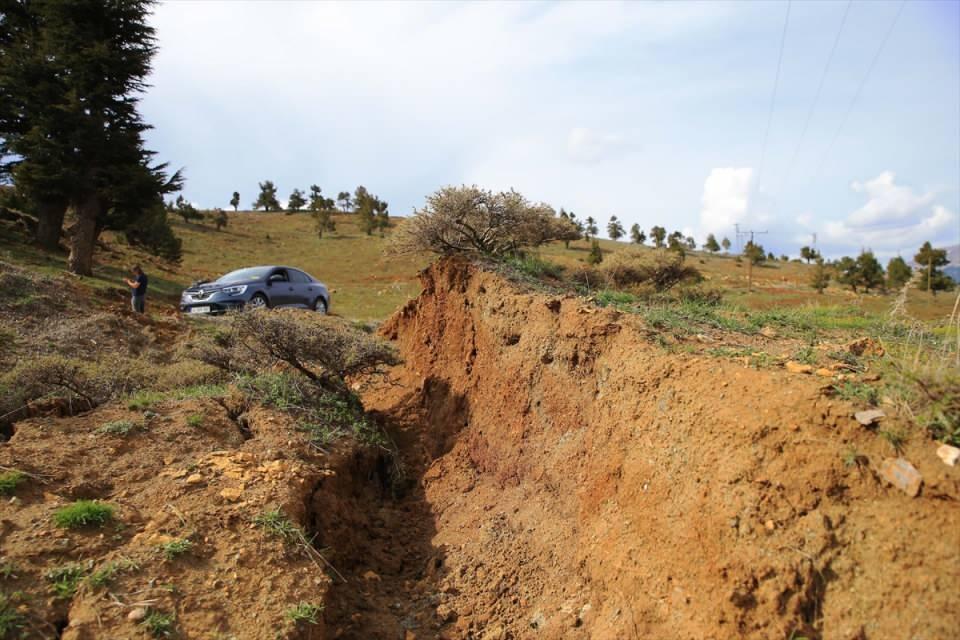 <p> Kahramanmaraş'ın Pazarcık ve Elbistan ilçelerinde meydana gelen depremler, Göksun ilçesinde kilometrelerce devam eden yüzey kırığı ve çökmelere yol açtı.</p>
<p> </p>