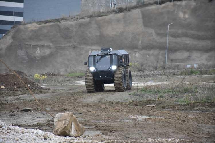 <p>Saatte 40 kilometre hıza çıkabilen, otonom olarak 65 saat hiç durmadan çalışabilen arazi aracı, Bursa'daki tesiste Türk ekip tarafından üretiliyor. YETX aracının, yakın zamanda yüzde 70 yerli parçalarla imal edilmesi hedefleniyor.</p>

<p> </p>
