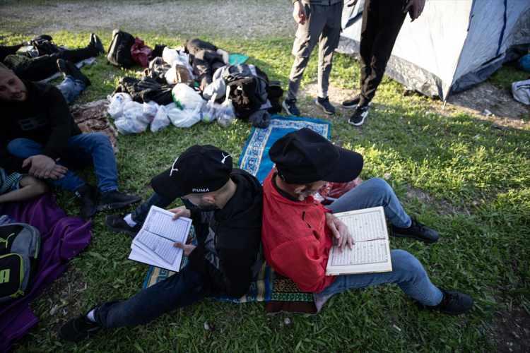 <p>Konya'dan 4'ü öğretmen biri sağlık personeli 5 Türk, ramazanın son günlerinde itikafa girmek için yanlarına aldıkları çadırlarıyla Kudüs'ün yolunu tutmuş.</p>
<p>Türk öğretmen Muhammed Zafer Soydemir (36), Türkiye'de okulların tatile girmesinin hemen ardından bu fırsatı değerlendirerek Kudüs'e geldiklerini söyledi.</p>
<p>Kamp yapmayı sevdikleri için çadırda kalmaya alışık olduklarına işaret eden Soydemir, bu kez Mescid-i Aksa'da kurdukları çadırlarda itikafa girme deneyimine ilişkin şunları dile getirdi:</p>
<p>"Daha önce Konya'da birkaç camide itikafa girmiştik. Ama hiç böyle bir atmosfer görmedim. Biz çadır hayatına alışkınız, arkadaşlarımızla kamplara gidiyoruz zaman zaman. Burada çadırda itikafa girdiklerini duyunca biz de bunu yapmak istedik. Zaten (Mescid-i Aksa içindeki) Mervan Mescidi, Kıble Mescidi ve Kubbetü’s Sahra gibi mescitlerin içi çok dolu. İnsanlar buraya akın akın gelmişler, hamdolsun. Onlarla omuz omuza itikaf ve iftar yapmak, Müslümanların buraya sahip çıkması konusunda bize daha fazla özgüven veriyor. Ben çok heyecanlıyım."</p>
<p> </p>
