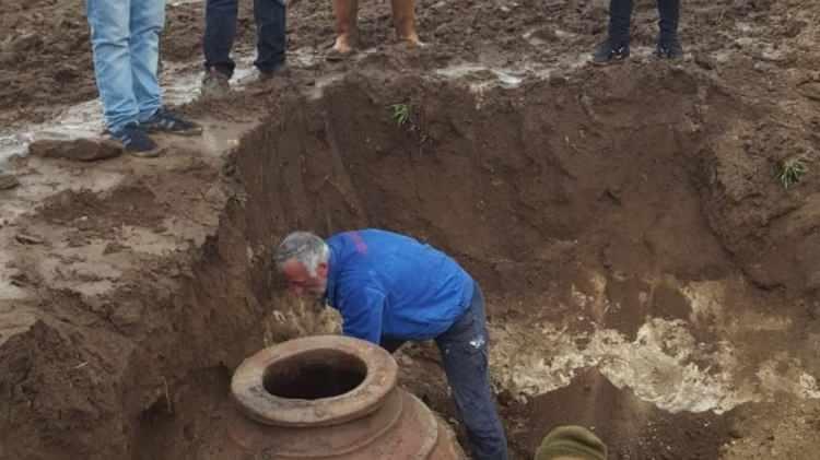 <p><strong>Çıkarılan 250 kilo ağırlığındaki tarihi küp, ekipler tarafından koruma altına alındı.</strong></p>