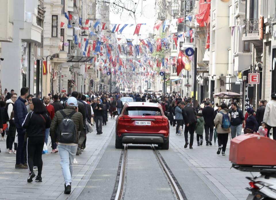 <p>Merkezin, teknopark bölgeleri dışında açılan ilk uydu kuluçka merkezi olduğuna vurgu yapan Avdagiç, "Bugüne kadar ağırlıklı olarak eğlence, sanat, kültür alanında faaliyet gösteren, bilinen Beyoğlu'nun artık girişimcilik alanında da yola çıkacağı bir günü hep beraber yaşıyoruz. Ümit ediyorum, girişimcilik anlamında bundan sonra İstanbul’un çok farklı semtleri de daha farklı bir noktaya taşınacaktır." şeklinde konuştu.</p>

<p> </p>
