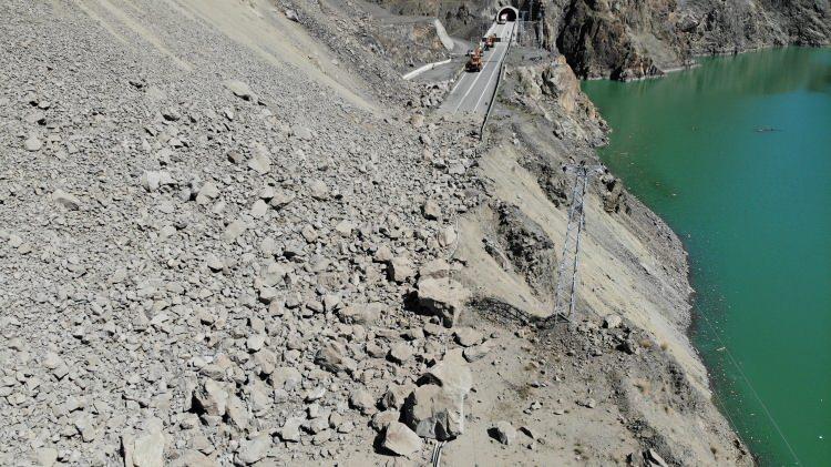 <p>Yamaçtan toprak ve kaya parçaları akmaya devam ederken, heyelan riskine nedeniyle karayolları ekipleri çalışma yapamadı. </p>

