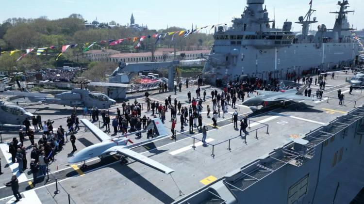 <p> Gemiye sırayla alınan vatandaşlara görevliler tarafından bilgi verilerek gezdirildi. Vatandaşlar, Baykar’ın tamamen öz kaynaklarıyla milli ve özgün olarak geliştirdiği Bayraktar Kızılelma insansız savaş uçağına ve Bayraktar TB3'e yoğun ilgi gösterdi.</p>
