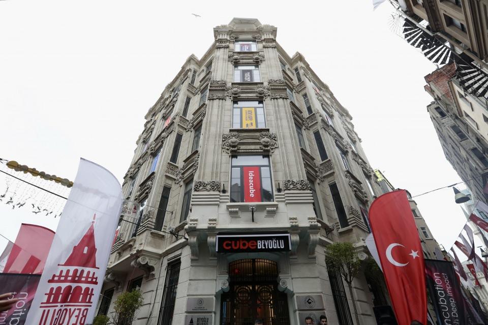 <p>Beyoğlu Belediyesi ile Teknopark İstanbul iş birliğinde hayata geçirilen ve Türkiye'nin ilk şehir içi kuluçka merkezi olma özelliği taşıyan "Cube Beyoğlu Uydu Kuluçka Merkezi" açıldı.</p>
