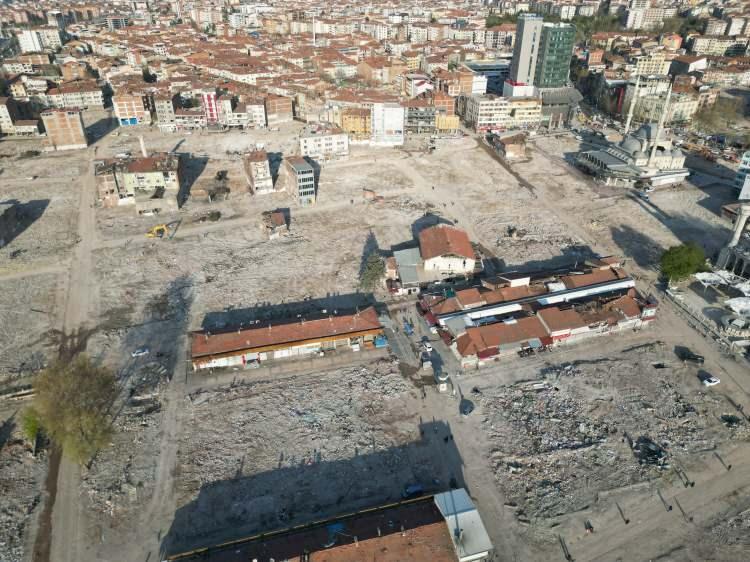 <p>6 Şubat depremlerinin ağır hasara yol açtığı Malatya’da yıkılan binaların enkazlarının kaldırılması ile ağır ve acil yıkılacak binalarda tek tek yıkılıyor. Kent merkezindeki binaların yıkılması ile de dev tarlalara dönüşen şehir merkezinin hali ise dron ile görüntülendi.</p>