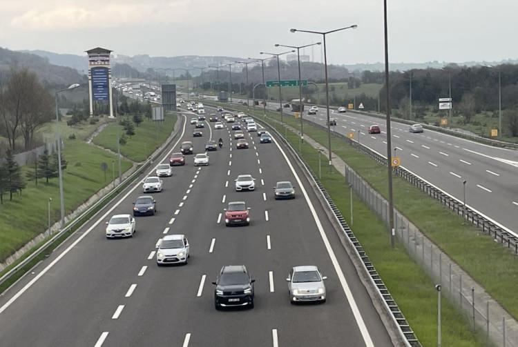 <p>Bayram tatilini memleketlerinde ya da tatil beldelerinde geçiren vatandaşların birçoğu dönüşe geçti.</p>

<p>Özellikle Tekirdağ-İstanbul kara yolunun Yenice, Yeniçiftlik, Beyazköy ve Kumbağ mevkilerinde zaman zaman yoğunluk meydana geldi.</p>

<p>Yolun ulaşıma kapanmaması için çalışmalarını sürdüren İl Emniyet Müdürlüğü ve İl Jandarma Komutanlığı ekipleri, sürücüleri aşırı hız, yakın takip ve hatalı sollama yapmamaları konusunda uyardı.</p>

<p> </p>
