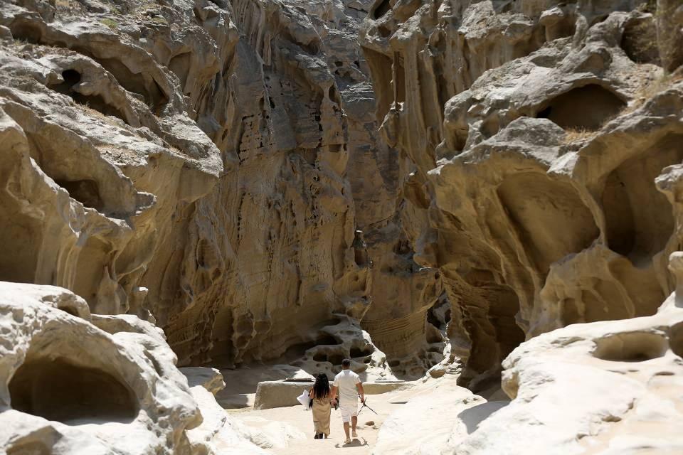 <p>Tortul kayaçların aşınmasıyla oluşan 100 metre derinliğindeki kanyon, her yıl binlerce turist tarafından ziyaret ediliyor.</p>