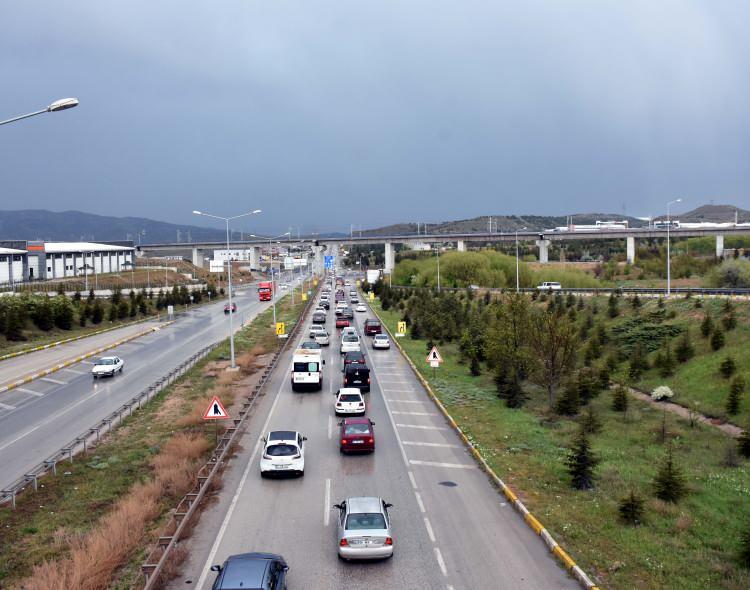 <p><br />
Bayram tatilini şehir dışında geçirenlerin dün başlayan dönüş yolculuğu sürüyor.</p>
<p>Ulaşımda 43 ilin bağlantı noktasında yer alan Kırıkkale'de trafik ekipleri, ulaşımın aksamaması için çaba gösteriyor.</p>
<p>Özellikle Kırıkkale-Ankara ve Kırıkkale-Samsun kara yollarında yaşanan yoğunluk nedeniyle kilometrelerce araç kuyruğu oluştu.</p>
<p> </p>