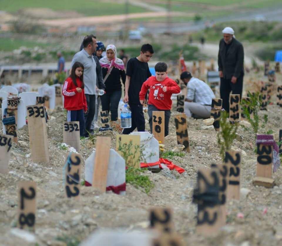 <p>Kahramanmaraş merkezli 11 ili etkileyen depremlerin en çok yıkıma ve can kaybına neden olduğu Hatay’da Ramazan Bayramı arifesinde mezarlık ziyaretleri başladı.</p>

<p> </p>
