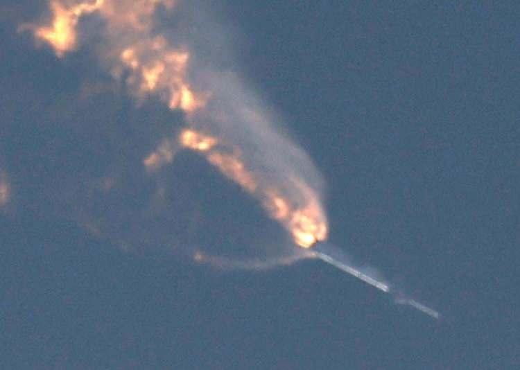 <p>Mürettebatsız roket ateşlendi ve yaklaşık dört dakika sonra infilak etti. SpaceX güçlendiricinin roketin üzerine oturan uzay aracından ayrılmasının başarısız olduğu belirtildi. Bununla birlikte güçlendiricinin 33 motorundan bazılarının ateşlenmediği görüldü.</p>
