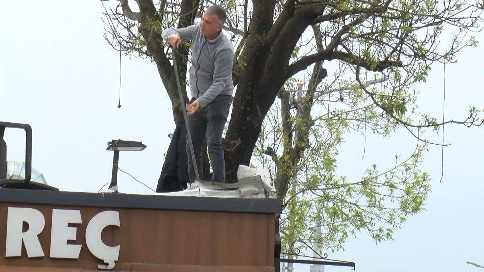 <p>Üsküdar Belediyesi ekipleri bunun üzerine sahilden alanından ayrıldı. Bölgeye İBB Zabıta ekipleri de geldi. İhbar üzerine bölgeye polis ekipleri sevk edildi.  </p>
