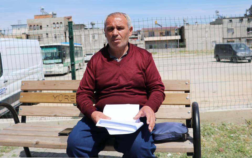 <p>Kıbrıs’ta yaşayan 3 çocuk babası Bilal Nergis (60), köy hayatını sevdiği için Adana’nın Feke ilçesine bağlı Gedikler Mahallesi’ndeki köy evine dönmek istedi. Ancak eşi Fatma’nın (55) gelmek istememesi nedeniyle tartışan yaşlı adam tek başına köy evine geldi. Nergis, 1 ay önce sosyal medyada gezerken Türkmenistan’da yaşadığını beyan edip yardıma muhtaç olduğu öne sürülen kendisini de Miray El (40) olarak tanıtan bir kadınla tanıştı.<br />
 </p>
