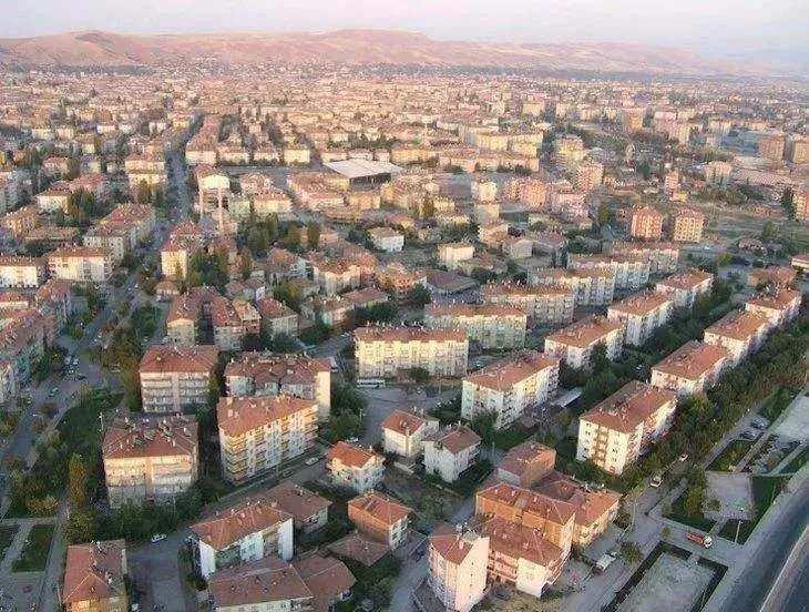 <p><strong>AKSARAY</strong></p>

<p>Erkek: 75.5</p>

<p>Kadın: 80.8</p>

<p>Genel Ortalama: 78.2</p>
