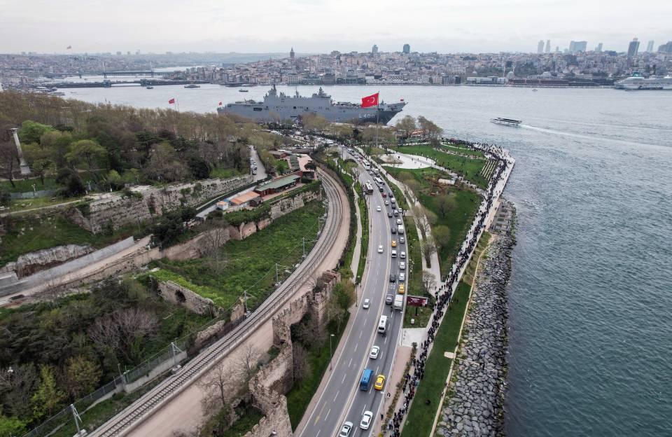<p>Genç yaşlı çocuk demeden binlerce kişi Sarayburnu Limanı'na demirleyen TCG Anadolu'yu görmek için Sarayburnu'na akın etti. </p>

<p> </p>
