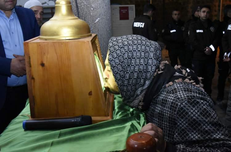 <p>Camikebir Mahallesi'nde bulunan Ulu Camii’de muhafaza edilen Sakal-ı Şerif,  ilahiler eşliğinde sahur vakti Siverek İlçe Müftüsü Muhammed Çiçek ve imamlar tarafından korunduğu sandukadan dualar ve tekbirlerle çıkarılarak ziyarete açıldı. </p>

<p> </p>
