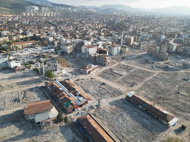 <p>Depremin vurduğu Malatya’da ağır hasarlı binalar yıkıldıkça kent merkezi adeta devasa boş bir alana dönüştü. Havadan görüntülenen kent merkezindeki boşluk, binaların yıkılmaya devam etmesi ile her geçen gün daha da artıyor.</p>