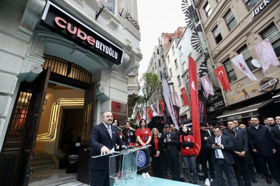 <p>Sanayi ve Teknoloji Bakanlığı'nın desteğiyle hayata geçirilen merkezin açılış töreninde konuşan İstanbul Ticaret Odası (İTO) Başkanı ve Teknopark İstanbul Yönetim Kurulu Başkan Vekili Şekib Avdagiç, teknopark bölgeleri dışında açılan ilk uydu kuluçka merkezinin açılışında bir arada olduklarını belirterek, "Bu bence çok önemli bir konu. Sadece bu binanın açılışı değil alanların dışında bu tip hizmetlerin açılabileceğini gösteren ilk uygulama." dedi.</p>

<p> </p>
