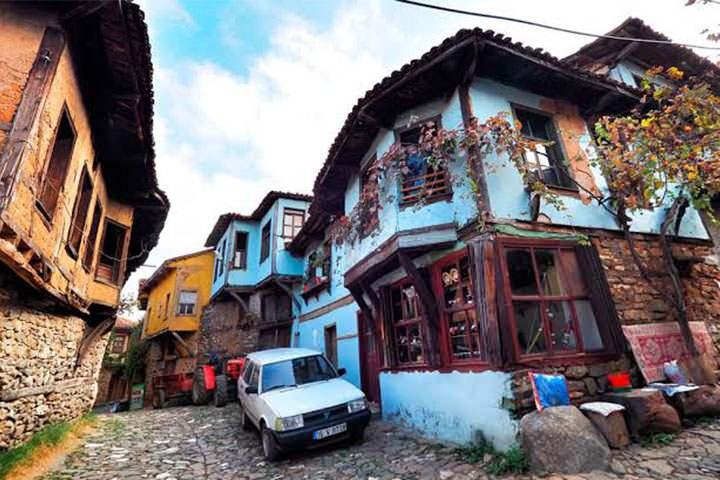<p>Yine raporda KAFZ’nin Güney kolunun 1419 yılında 7’den büyük bir deprem ürettiği, bununla birlikte, Bursa’nın batısında Uludağ’ın eteklerinden başlayıp, Uluabat Gölü’nün güneyinden geçen Uluabat Fayı’nın da, 1850 ve 1855 yıllarında Bursa’ya büyük zararlar verdiği bilinen depremlerin kaynağı olduğu belirtiliyor.</p>