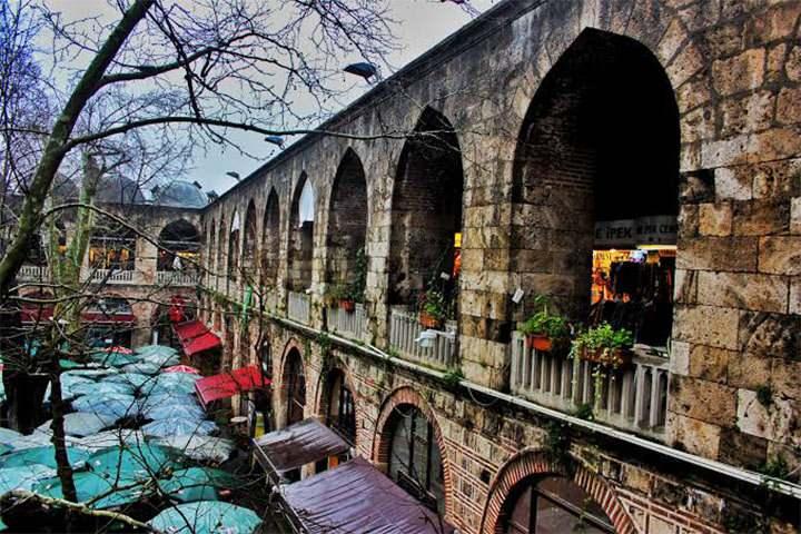 <p>Bursa ve civarında meydana gelmiş tarihsel depremlerin hesaplanabilen tahmini büyüklüklerinin verildiği tablaya göre 1900 yılı öncesinde Bursa'da gerçekleşmiş depremler şöyle sıralanıyor:</p>