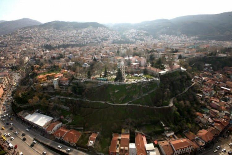 <p><strong>28 Mart 1970 Gediz Depremi:</strong> Merkez &uuml;ss&uuml; Bursa havzasına 135 km uzaklıkta olmasına rağmen Tofaş Otomobil Fabrikası'nın kaba inşaatının tamamlanan bazı kısımlarında ağır hasarlar meydana getirdiği, Jeolojik, jeofizik ve yapı &uuml;zerinde yapılan araştırmalar neticesinde hasarların zemin b&uuml;y&uuml;tmesi nedeni ile olduğu sonucuna varıldığı belirtiliyor.<br />
17 Ağustos 1999 Kocaeli Depremi: Resmi kayıtlara g&ouml;re Bursa&rsquo;da 286 kişinin &ouml;l&uuml;m&uuml;ne sebep olduğu, 17 Ağustos depreminde yıkım ve can kayıpları daha &ccedil;ok Mudanya ve G&uuml;zelyalı gibi yerleşim alanlarında g&ouml;zlendiği, Bursa Merkez havzasında ise hasarın d&uuml;ş&uuml;k kaldığı belirtilmiş.</p>
