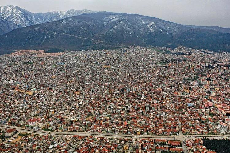 <p><strong>TSUNAMİ RAPORU</strong></p>

<p>AFAD'ın hazırladığı deprem raporunda deprem sonrasında oluşabilecek Tsunami tehlikesine de dikkat &ccedil;ekiliyor.</p>

<p>Son 2 bin yılda Marmara&rsquo;da rapor edilen Tsunami sayısı 30 olarak belirtilirken, 1509 depreminde İstanbul kıyılarında 6 metre civarında, 1894 depreminde ise 4-4.5 metre civarında Tsunami dalgası y&uuml;ksekliği rapor ediliyor.</p>

<p>Ayrıca raporda Marmara Denizi&rsquo;nin kuzeyindeki Ana Marmara Fayı&rsquo;nda veya Armutlu Fay&rsquo;ında olabilecek b&uuml;y&uuml;k bir depremin Tsunami oluşturabileceği &ouml;ng&ouml;r&uuml;lmediği belirtiliyor.</p>
