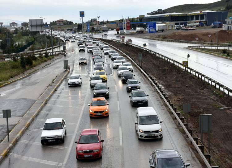 <p>Trafik yoğunluğunun gece saatlerine kadar devam etmesi bekleniyor.</p>
