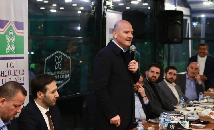 <p>Baheçelievler'de gençlerle sahur buluşmasına katılan Bakan Soylu, önemli mesajlar verdi. </p>
