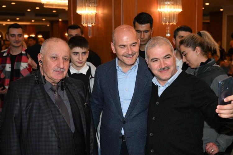 <p>Halep, Kerkük, Musul gibi Balkanlardaki tüm şehirler, başka ülkelerdeki ama bizim medeniyet coğrafyamızın şehirleridir.</p>
<p>Bu kardeşlik, bu gönül bağı önemlidir.<br />
Biz buralardan güç alıyoruz...</p>
<p><em><strong>İstanbul | Bulgaristan Türkleri Kültür ve Hizmet Derneği İftarı</strong></em></p>
