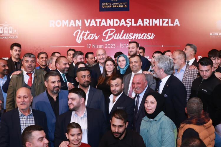 <p>İstanbul&rsquo;da, iftar sofrasının bereketini Roman hemşehrilerimizle paylaştık.</p>

<p>Rabbim, #KadirGecesi'nde tuttuğumuz oru&ccedil;ları, ettiğimiz duaları kabul eylesin</p>
