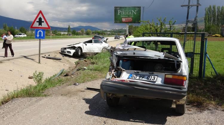 <p>Bayramda Ankara'dan <strong>Tokat</strong>'a gelen T.K. yönetimindeki 06 BLA 569 plakalı Fiat marka araç, sürücünün direksiyon hakimiyetini kaybetmesi sonucu takla atarak cami önünde park halindeki 60 PF 013 plakalı araca çarptı. Yol kenarında bulunan su kanalına düşerek durabilen araçta bulunan aynı aileden 4 kişi yaralandı.</p>
