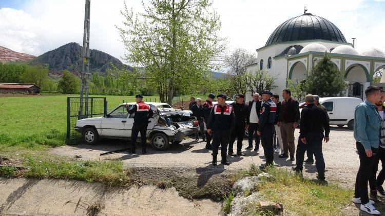 <p><strong>ARAÇ BİR METRE HAVALANDI</strong></p>

<p> </p>

<p>Kaza anında camiye gittiğini belirten Sabri Veril, "Cuma namazı için camiye geliyordum. İlerde bir köşe var, orayı döndüm ve bir fren sesi duydum, yoldan geliyordu. </p>
