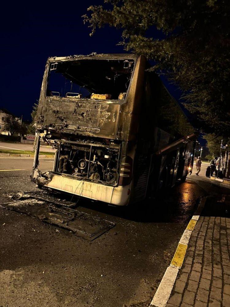 <p><strong>Tokat</strong> Yıldızı firmasına ait Doğan Dağıstan idaresindeki 60 AAJ 262 plakalı yolcu otobüsü Uçhisar kasabasında henüz bilinmeyen bir sebepten dolayı yanmaya başladı. </p>